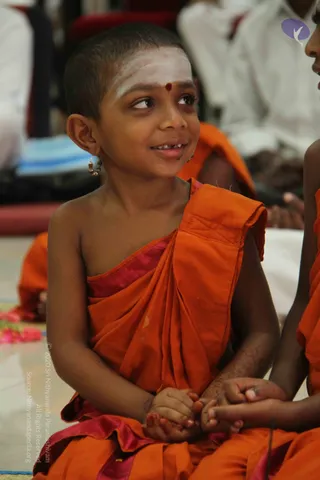 04-Paduka-Puja-Crowd-Individuals_Photo_1025_IMG_4879_CMP_WM