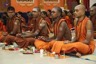 04-Paduka-Puja-Crowd-Individuals_Photo_1026_IMG_4880_CMP_WM