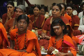 04-Paduka-Puja-Crowd-Individuals_Photo_1028_IMG_4882_CMP_WM