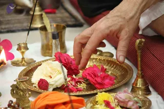 04-Paduka-Puja-Crowd-Individuals_Photo_1039_IMG_4894_CMP_WM