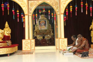 04-Paduka-Puja-Crowd-Individuals_Photo_1041_IMG_4896_CMP_WM