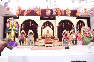 05-Deity-Arati_Photo_1011_IMG_4967_CMP_WM