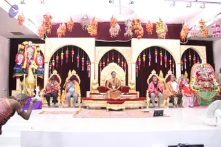05-Deity-Arati_Photo_1012_IMG_4968_CMP_WM