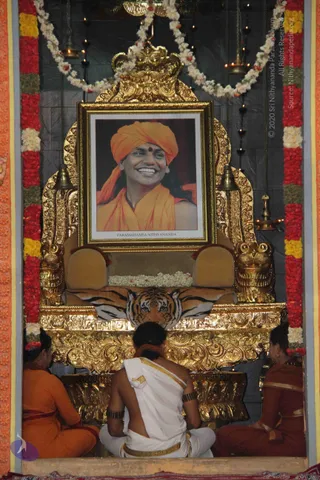 2-Morning Satsang and Paduka Puja_Photo_1000_IMG_0254_CMP_WM