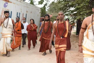 01-Construction-Swamiji-On-Rounds_Photo_1003_DSC_8113_CMP_WM