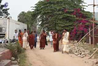 01-Construction-Swamiji-On-Rounds_Photo_1005_DSC_8115_CMP_WM