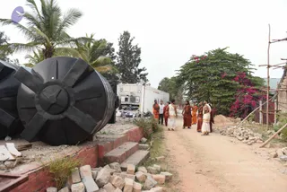 01-Construction-Swamiji-On-Rounds_Photo_1006_DSC_8121_CMP_WM