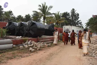 01-Construction-Swamiji-On-Rounds_Photo_1008_DSC_8124_CMP_WM
