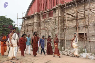 01-Construction-Swamiji-On-Rounds_Photo_1009_DSC_8129_CMP_WM