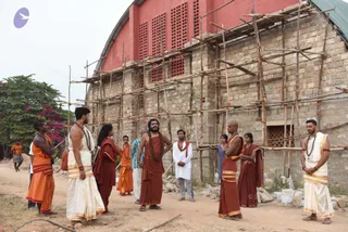 01-Construction-Swamiji-On-Rounds_Photo_1012_DSC_8135_CMP_WM