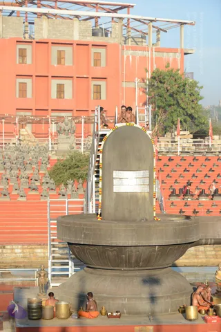Vaidya-Sarovar-Shiva-Linga-Abhisekam_Photo_1000_DSC_6980_CMP_WM