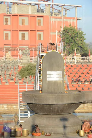 Vaidya-Sarovar-Shiva-Linga-Abhisekam_Photo_1001_DSC_6981_CMP_WM