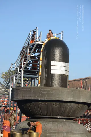 Vaidya-Sarovar-Shiva-Linga-Abhisekam_Photo_1002_DSC_7019_CMP_WM