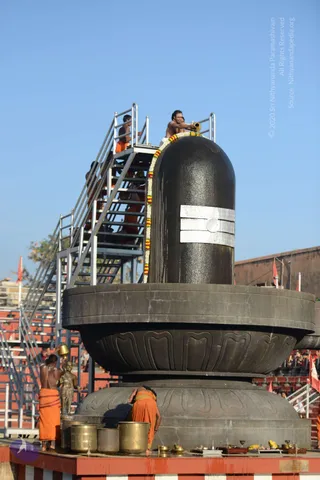 Vaidya-Sarovar-Shiva-Linga-Abhisekam_Photo_1003_DSC_7020_CMP_WM