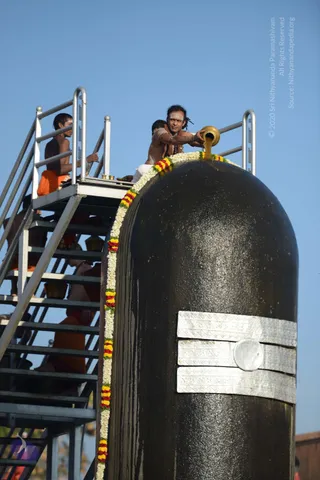 Vaidya-Sarovar-Shiva-Linga-Abhisekam_Photo_1012_DSC_7029_CMP_WM