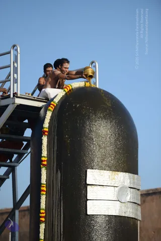 Vaidya-Sarovar-Shiva-Linga-Abhisekam_Photo_1018_DSC_7037_CMP_WM