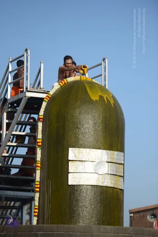 Vaidya-Sarovar-Shiva-Linga-Abhisekam_Photo_1021_DSC_7048_CMP_WM