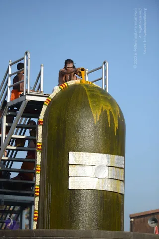 Vaidya-Sarovar-Shiva-Linga-Abhisekam_Photo_1022_DSC_7049_CMP_WM