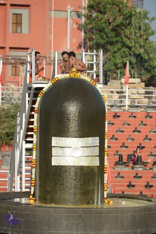 Vaidya-Sarovar-Shiva-Linga-Abhisekam_Photo_1024_DSC_7064_CMP_WM