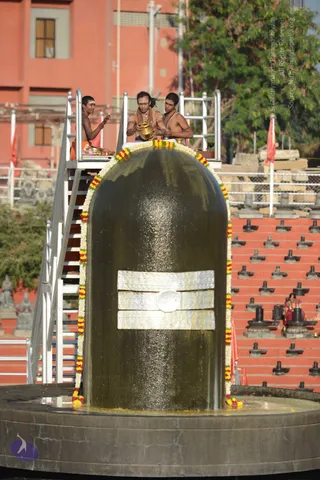 Vaidya-Sarovar-Shiva-Linga-Abhisekam_Photo_1025_DSC_7065_CMP_WM