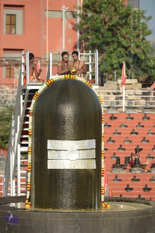 Vaidya-Sarovar-Shiva-Linga-Abhisekam_Photo_1026_DSC_7066_CMP_WM