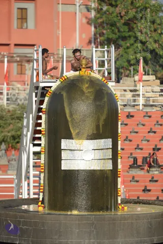 Vaidya-Sarovar-Shiva-Linga-Abhisekam_Photo_1027_DSC_7067_CMP_WM