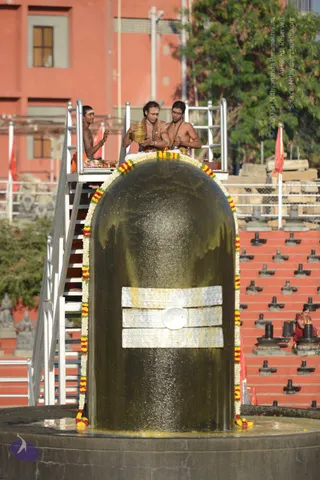 Vaidya-Sarovar-Shiva-Linga-Abhisekam_Photo_1028_DSC_7068_CMP_WM