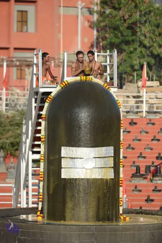 Vaidya-Sarovar-Shiva-Linga-Abhisekam_Photo_1029_DSC_7069_CMP_WM