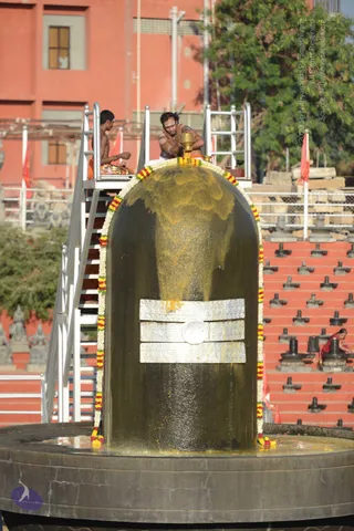 Vaidya-Sarovar-Shiva-Linga-Abhisekam_Photo_1031_DSC_7071_CMP_WM