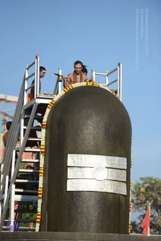 Vaidya-Sarovar-Shiva-Linga-Abhisekam_Photo_1038_DSC_7080_CMP_WM
