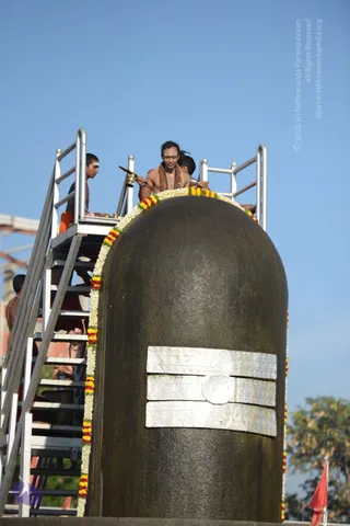 Vaidya-Sarovar-Shiva-Linga-Abhisekam_Photo_1039_DSC_7081_CMP_WM