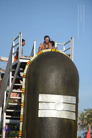 Vaidya-Sarovar-Shiva-Linga-Abhisekam_Photo_1041_DSC_7083_CMP_WM