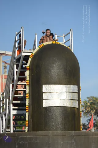 Vaidya-Sarovar-Shiva-Linga-Abhisekam_Photo_1046_DSC_7089_CMP_WM