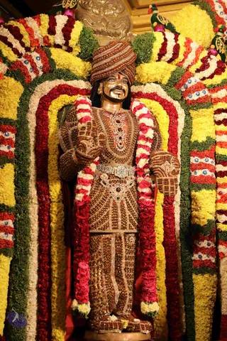 2018-12Dec-31-nithyananda-diary_bengaluru-aadheenam_uttamotama-seva_7T7A0807_CMP_WM