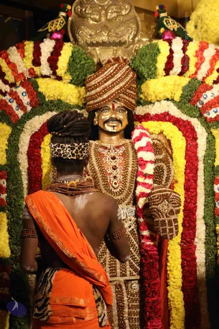 2018-12Dec-31-nithyananda-diary_bengaluru-aadheenam_uttamotama-seva_7T7A0877_CMP_WM