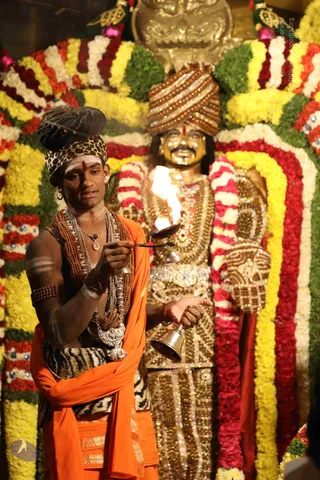 2018-12Dec-31-nithyananda-diary_bengaluru-aadheenam_uttamotama-seva_7T7A0888_CMP_WM