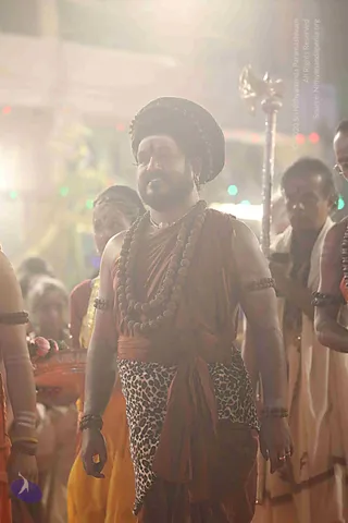 4-Swayumbhu-Linga-Abhisekam_Photo_1006_7T7A9076_CMP_WM