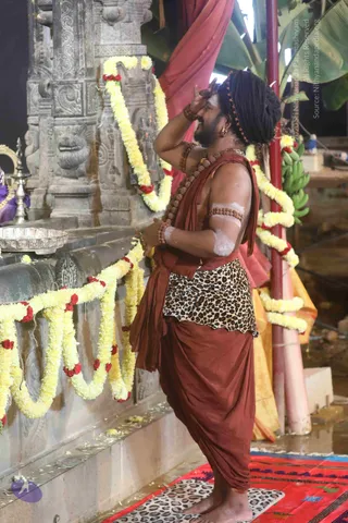 4-Swayumbhu-Linga-Abhisekam_Photo_1012_7T7A9088_CMP_WM