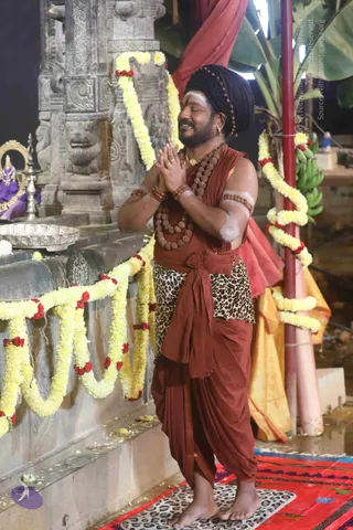 4-Swayumbhu-Linga-Abhisekam_Photo_1013_7T7A9089_CMP_WM