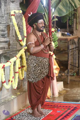 4-Swayumbhu-Linga-Abhisekam_Photo_1014_7T7A9090_CMP_WM