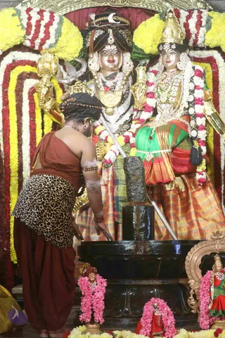 4-Swayumbhu-Linga-Abhisekam_Photo_1017_7T7A9095_CMP_WM