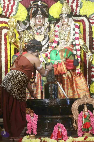 4-Swayumbhu-Linga-Abhisekam_Photo_1018_7T7A9096_CMP_WM