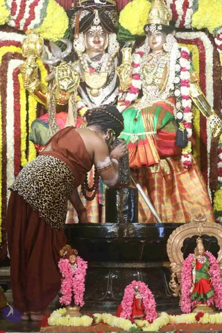 4-Swayumbhu-Linga-Abhisekam_Photo_1019_7T7A9099_CMP_WM