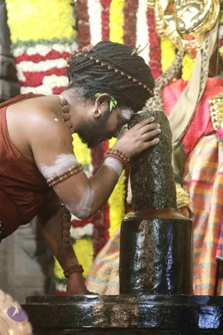 4-Swayumbhu-Linga-Abhisekam_Photo_1020_7T7A9102_CMP_WM