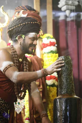 4-Swayumbhu-Linga-Abhisekam_Photo_1022_7T7A9106_CMP_WM