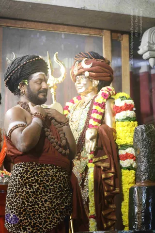 4-Swayumbhu-Linga-Abhisekam_Photo_1024_7T7A9108_CMP_WM