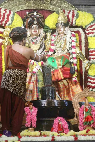 4-Swayumbhu-Linga-Abhisekam_Photo_1028_7T7A9135_CMP_WM