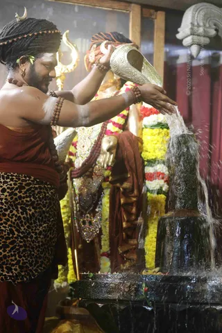 4-Swayumbhu-Linga-Abhisekam_Photo_1029_7T7A9140_CMP_WM