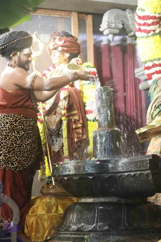 4-Swayumbhu-Linga-Abhisekam_Photo_1030_7T7A9142_CMP_WM