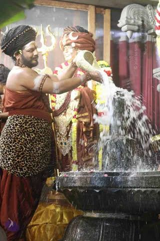 4-Swayumbhu-Linga-Abhisekam_Photo_1031_7T7A9143_CMP_WM